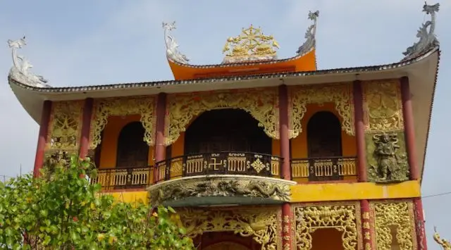 Mái chùa cong vút và chạm khắc tinh xảo