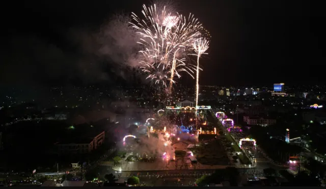Pháo hoa tại Quảng trường Hùng Vương