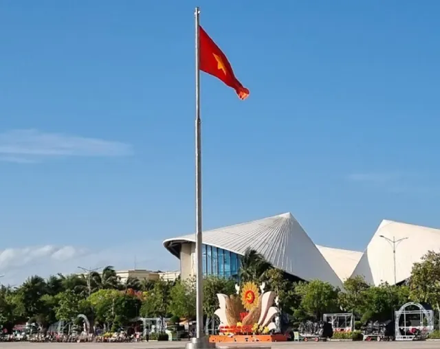 Cột cờ trung tâm quảng trường