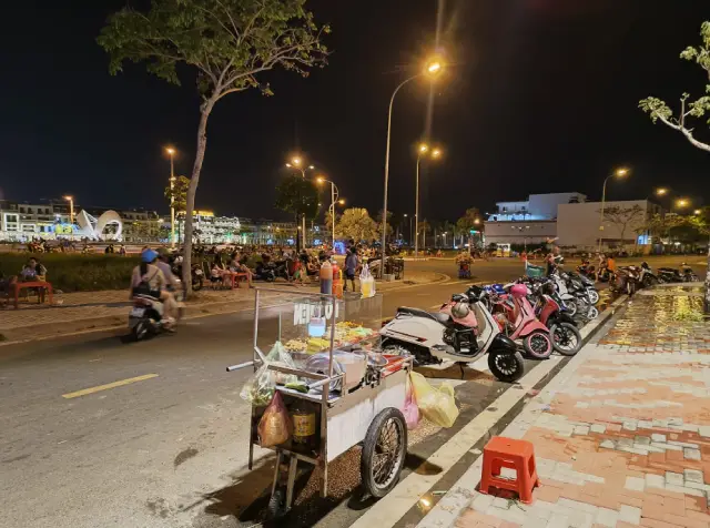 Ăn uống tại các quán gần công viên